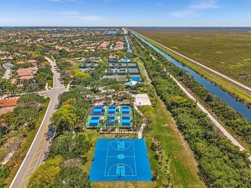 Tenis and pickleball court